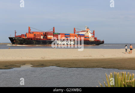 Navire entre dans le canal en direction du port de Savannah, Géorgie Banque D'Images