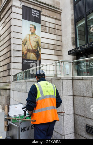 Une balayeuse dans le West End de Londres, Angleterre, RU Banque D'Images