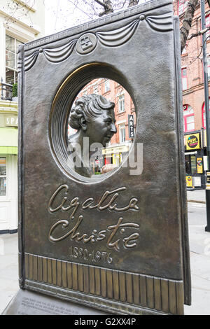 Statue en bronze d'Agatha Christie Cranbourn Street, Covent Garden, London, England, UK Banque D'Images