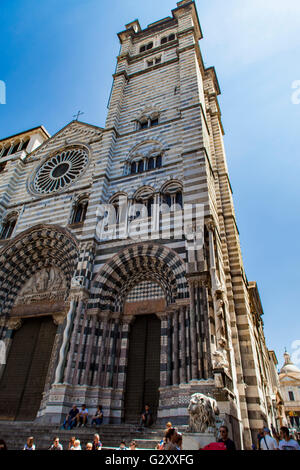 Gênes, Italie - juin 2, 2015 : personnes non identifiées par la Cathédrale de Gênes en Italie. La Cathédrale de Gênes est une cathédrale catholique romaine Banque D'Images