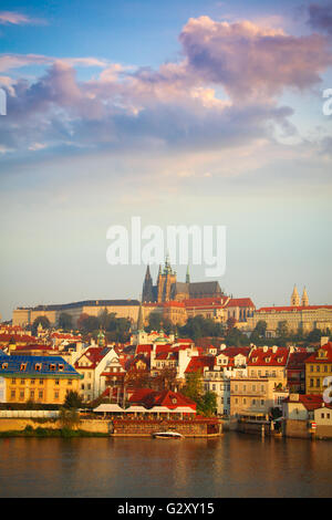 L'été panoramique panorama de l'architecture de la vieille ville avec la rivière Vltava et de la cathédrale Saint-Guy de Prague, en République Tchèque Banque D'Images
