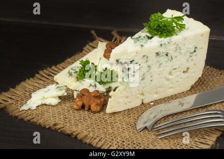 Bleu danois. Fromage bleu close up sur une vieille table en bois avec des épices. La préparation des aliments le fromage bleu. Fromage sur la table de cuisine. Banque D'Images