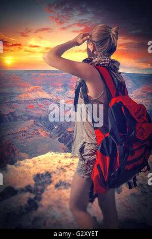 Femme voyages au Grand Canyon avec un sac à dos pour le coucher du soleil. Banque D'Images