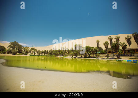 Oasis de Huacachina dans le désert d'Ica, au Pérou Banque D'Images