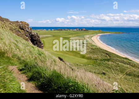 Fife Coastal Path avec vue village voyage Earlsferry Links golf course à West Bay, sur l'estuaire de la Forth. Elie Fife Scotland UK Banque D'Images