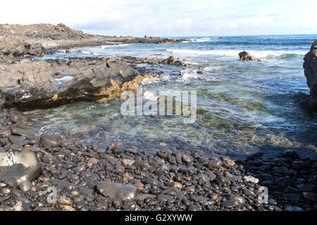 Petite crique rocheuse à Caleta de Caballo, Lanzarote, îles Canaries, Espagne Banque D'Images