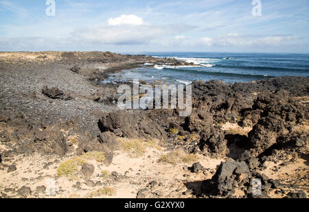 Petite crique rocheuse à Caleta de Caballo, Lanzarote, îles Canaries, Espagne Banque D'Images