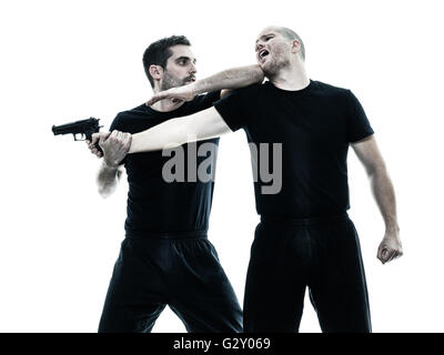 Deux hommes de race blanche le Krav maga lutte contre les combattants silhouette isolé sur fond blanc Banque D'Images