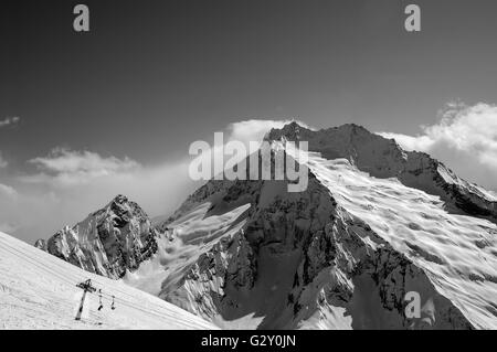 Vue en noir et blanc sur une piste de ski. Montagnes du Caucase, région Chelyabinsk. Banque D'Images