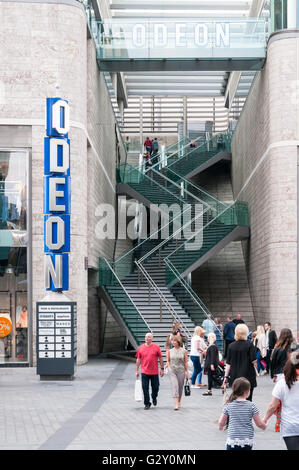 Escalier, avec escalator derrière, menant au cinéma Odéon dans centre commercial Liverpool One. Banque D'Images