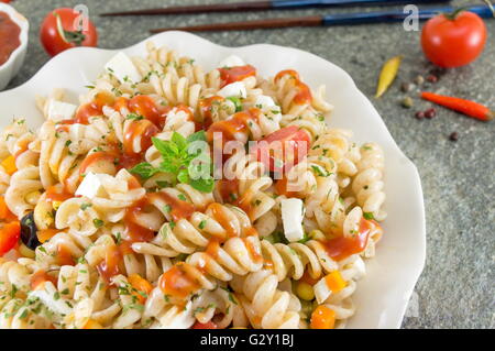 Macaroni au fromage servi avec légumes et le persil. Repas coloré Banque D'Images