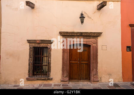 Une hacienda traditionnelle porte en bois peint de style sur une maison historique à San Miguel de Allende, Mexique. Banque D'Images