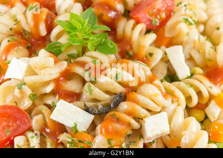 Macaroni au fromage servi avec légumes et le persil. Repas coloré Banque D'Images