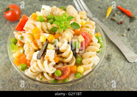 Macaroni au fromage servi avec légumes et le persil. Repas coloré Banque D'Images