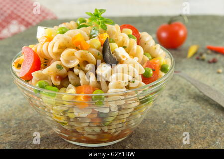 Macaroni au fromage servi avec légumes et le persil. Repas coloré Banque D'Images