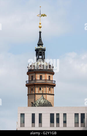 Tour de l'église Saint-Nicolas à Leipzig avec un bâtiment moderne à l'avant-plan Banque D'Images