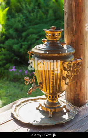 Samovar Russe traditionnel, un contenant de métal utilisée pour chauffer et faire bouillir l'eau pour la cérémonie du thé Banque D'Images