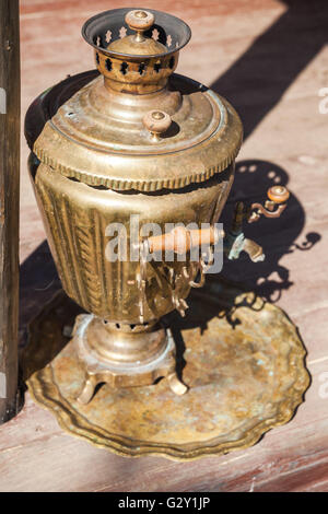 Samovar Russe traditionnel, un contenant de métal utilisée pour chauffer et faire bouillir l'eau pour le thé Banque D'Images