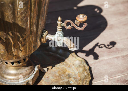 Samovar Russe traditionnel de détails. C'est un récipient en métal utilisée pour chauffer et faire bouillir l'eau pour la cérémonie du thé Banque D'Images