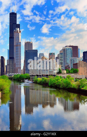 Tôt le matin, s'allume d'une partie de la skyline de Chicago South Loop comme il se reflète dans la rivière Chicago. Chicago, Illinois, USA. Banque D'Images