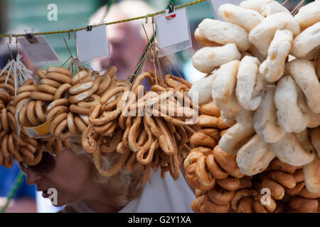 Rural traditionnel fait main bagels à la foire Banque D'Images