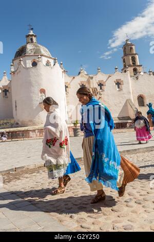 Les pèlerins est titulaire d'une procession passé le sanctuaire de Atotonilco un important sanctuaire catholique à Atotonilco, au Mexique. Banque D'Images