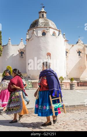 Les pèlerins est titulaire d'une procession passé le sanctuaire de Atotonilco un important sanctuaire catholique à Atotonilco, au Mexique. Banque D'Images