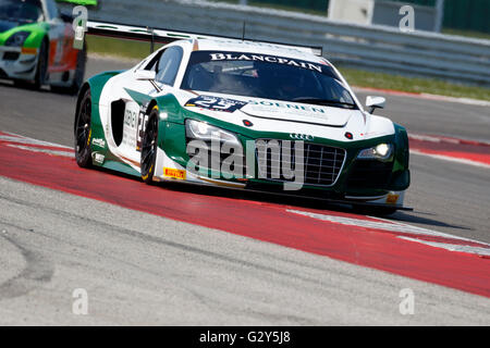 Misano Adriatico, Italie - 10 Avril 2016 : Audi R8 LMS de l'équipe Ultra WRT, conduit par Louis Philippe Soenen, le Blancpain GT Banque D'Images