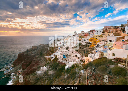 Oia ou Ia au coucher du soleil, Santorini, Grèce Banque D'Images