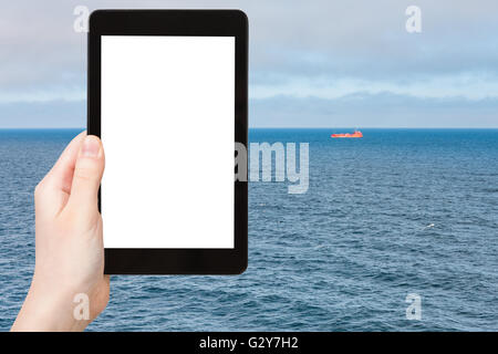 Travel Concept - photos touristiques la mer Baltique bleu au coucher du soleil sur tablet pc avec écran découpe avec place vide pour la publicité Banque D'Images