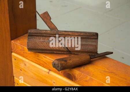 Beau vieux outils de menuisier pour plus d'une centaine de platanes et d'un burin Banque D'Images