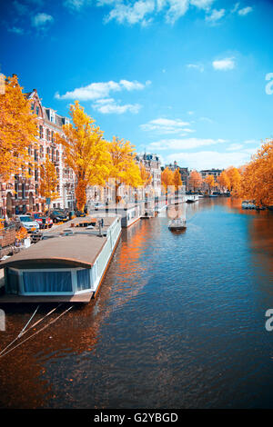 Belle capitale européenne d'Amsterdam dans l'été. anciennes rues et canaux.L'automne d'Or Banque D'Images