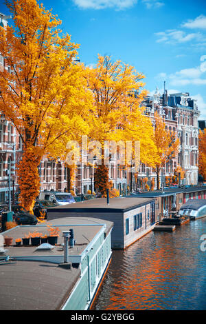 Belle capitale européenne d'Amsterdam dans l'été. anciennes rues et canaux.L'automne d'Or Banque D'Images