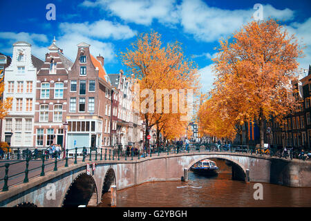 Belle capitale européenne d'Amsterdam dans l'été. anciennes rues et canaux.L'automne d'Or Banque D'Images