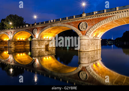 Turin (Torino) Ponte Isabella et pô à l'heure bleue avec Mole Antonelliana en arrière-plan Banque D'Images