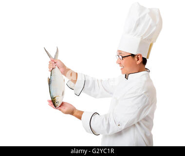 Happy chef holding big fish isolated on white Banque D'Images