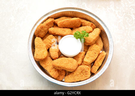 Nuggets de poulet avec sauce trempette ranch et garni de persil Banque D'Images