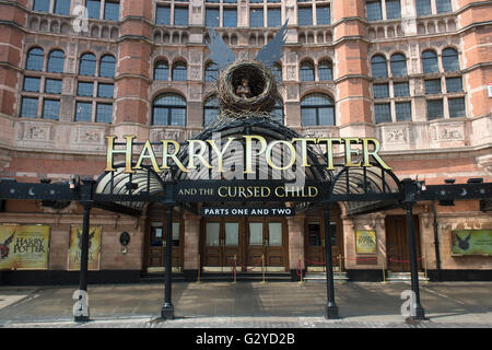 Vue générale du théâtre Palace dans le centre de Londres, avec la signalisation pour le nouveau Harry Potter et l'enfant maudit de la production, comme la partie un et deux au théâtre ouvert le 30 juillet, avec des aperçus qui se tiendra du 7 juin. Banque D'Images