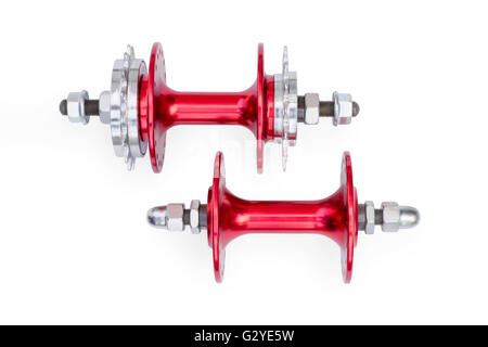 Deux mousseux rouge moyeux vélos isolated on white with clipping path Banque D'Images