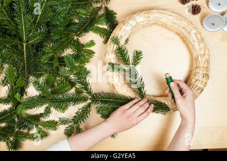 Bricoler une couronne de Noël (étape 2) Banque D'Images