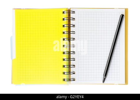 Le bloc-notes avec couverture en plastique jaune et un stylo sur lui. Isolated on white with clipping path Banque D'Images