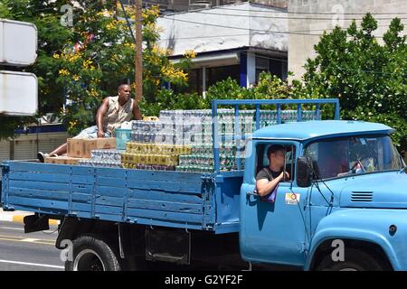 La Havane, La Havane, Cuba. 14 mai, 2016. La réalité économique des effets de l'année 56 blocage économique américaine de Cuba se reflète dans le bâtiment historique des façades, des meubles anciens, les automobiles et le délabrement des conditions de vie de la population cubaine, La Havane, Cuba, mai 2016.Les États-Unis ont imposé un commercial, économique, financier et de blocus contre Cuba en avril 19,1960 (en Cuba a appelé el bloqueo, "le blocus"). Un blocus est guerre économique tel que défini par le dictionnaire Oxford. Le blocus de Cuba est la plus longue de l'histoire moderne. Malgré le blocus, les États-Unis sont t Banque D'Images