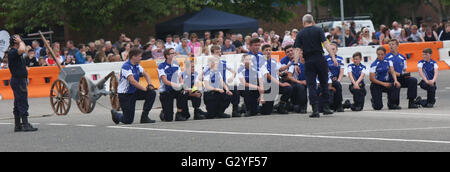 Fareham, Hampshire, Royaume-Uni. 4 juin 2016. La plus spectaculaire a eu lieu au HMS Collingwood, Fareham, Hampshire lorsque l'établissement a ouvert la voie à la journée portes ouvertes annuelle, parrainé par 8 la gestion de patrimoine avec la Royal Navy et Royal Marines la charité (RNRMC) de campagne de la concurrence. Le domaine de la concurrence des armes à feu les équipages de l'ensemble du Royaume-Uni et aussi loin qu'à Gibraltar en compétition pour le très convoité trophée Brickwoods. Credit : uknip/Alamy Live News Banque D'Images