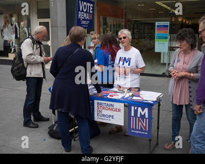 Exeter High St UK 4 juin 2016 autre référendum woo militants samedi shoppers brexit Crédit : Anthony Collins/Alamy Live News Banque D'Images