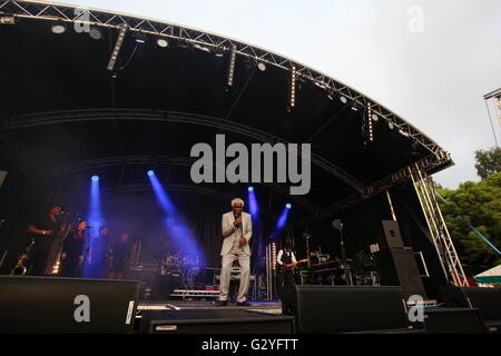 Irlam, Manchester, Royaume-Uni. 4 juin, 2016. Billy Ocean effectue live Irlam vivre 2016. Crédit : Simon Newbury/Alamy Live News Banque D'Images