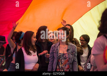 France , Rennes , Jun 04,2016 la fierté de mars de chaque année rassemble environ 3 000 personnes dans les rues de Rennes, de crédit : imagespic/Alamy Live News Banque D'Images