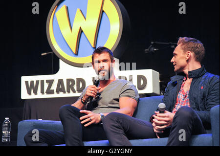 Philadelphie, Pennsylvanie, USA. 4 juin, 2016. Acteurs, CHRIS HEMSWORTH et TOM HIDDLESTON, assister à une discussion de groupe à l'Assistant World Comic Con expo à Philadelphie Pa. L'Expo a eu lieu à la Philadelphia Convention Center © Ricky Fitchett/ZUMA/Alamy Fil Live News Banque D'Images