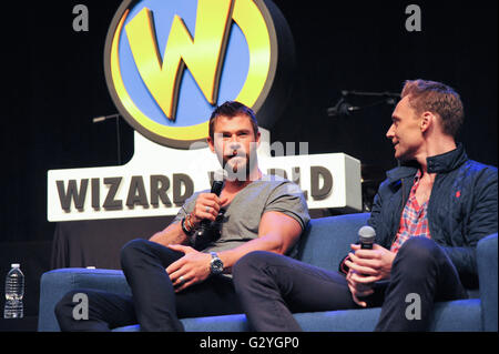 Philadelphie, Pennsylvanie, USA. 4 juin, 2016. Acteurs, CHRIS HEMSWORTH et TOM HIDDLESTON, assister à une discussion de groupe à l'Assistant World Comic Con expo à Philadelphie Pa. L'Expo a eu lieu à la Philadelphia Convention Center © Ricky Fitchett/ZUMA/Alamy Fil Live News Banque D'Images