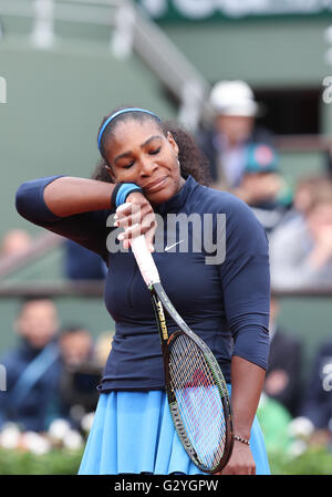 Paris, France. 4 juin, 2016. Serena Williams, de l'réagit au cours de la finale contre les femmes Garbine Muguruza d'Espagne à l'Open de France 2016 Tournoi de tennis à Paris, France, le 4 juin 2016. Williams a perdu la finale 0-2. © Han Yan/Xinhua/Alamy Live News Banque D'Images