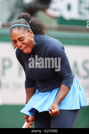 Paris, France. 4 juin, 2016. Serena Williams, de l'fête marquant pendant la finale dames contre Garbine Muguruza d'Espagne à l'Open de France 2016 Tournoi de tennis à Paris, France, le 4 juin 2016. Williams a perdu la finale 0-2. © Han Yan/Xinhua/Alamy Live News Banque D'Images